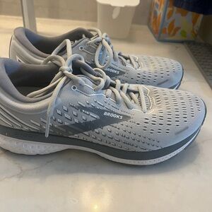 Brooks Women’s Light Gray Athletic Sneakers